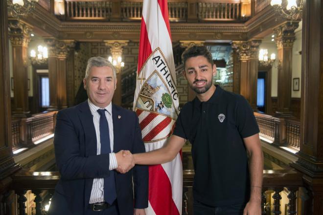 Josu Urrutia y Nolaskoain escenifican el acuerdo de renovación en el Palacio de Ibaigane (Foto: Athletic Club)