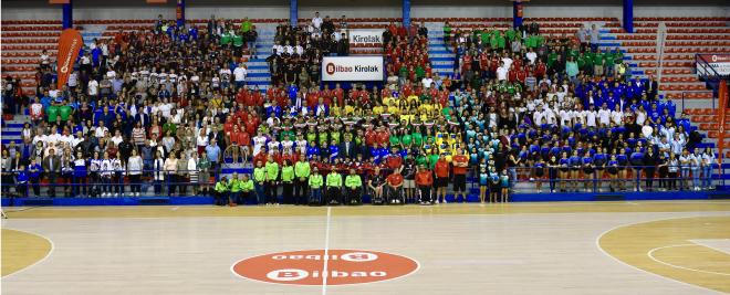 La foto de familia con los clubes y deportistas con los que colabora el Ayuntamiento de Bilbao