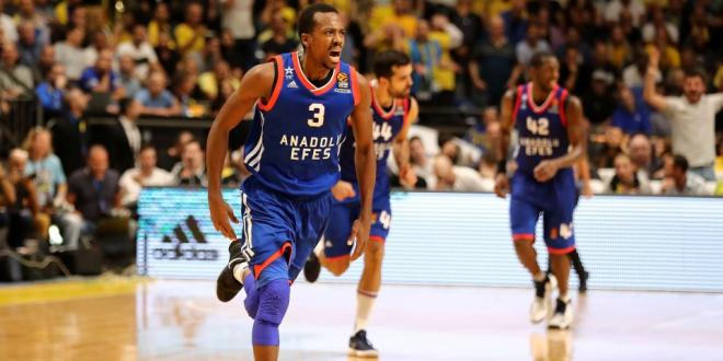 Errick McCollum celebra una canasta con el Anadolu Efes el curso anterior.