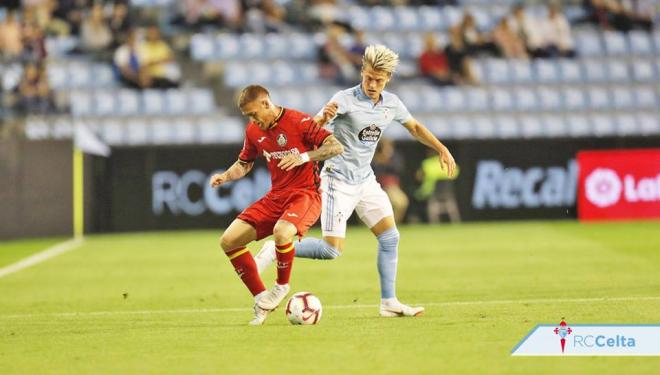 Mathias Jensen y Vitorino Antunes luchan por un balón en el Celta-Getafe (Foto: RCCV).