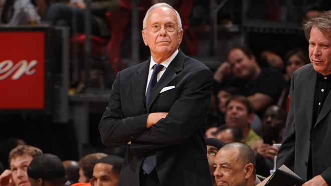 Larry Brown, en la banda en un partido en la NBA.