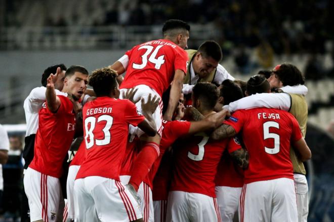 Los jugadores del Benfica, club investigado por fraude fiscal, celebran uno de los goles en Champions League.