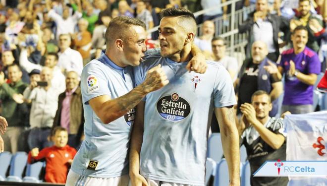 Iago Aspas felicita a Maxi Gómez tras su gol en el Celta-Getafe (Foto: RCCV).