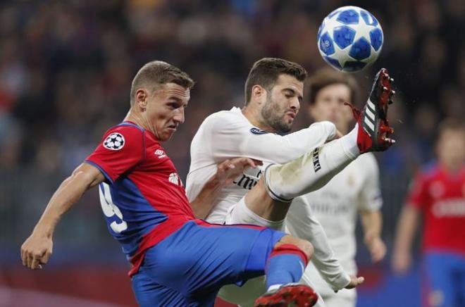 Nacho lucha un balón con Chalov en el CSKA-Real Madrid de Champions League.