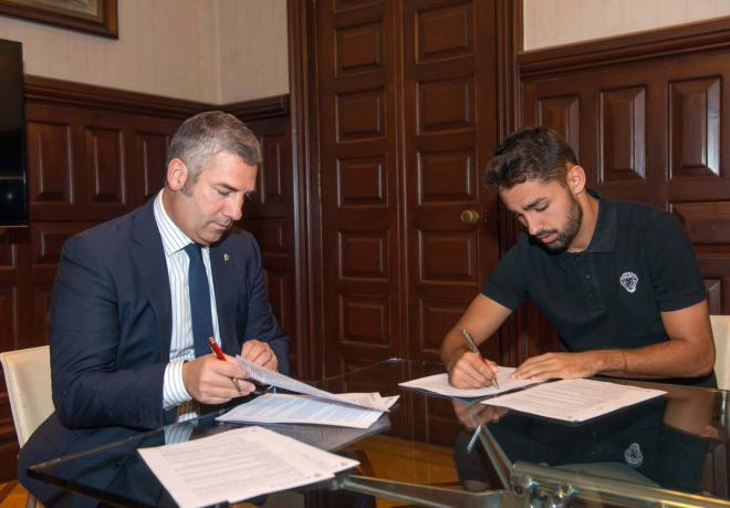 Josu Urrutia y Peru Nolaskoain firman la renovación del jugador en Ibaigane (Foto: Athletic Club).
