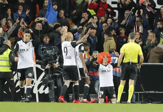 Rodrigo y sus compañeros celebrando el gol del empate ante el Barcelona la pasada campaña.