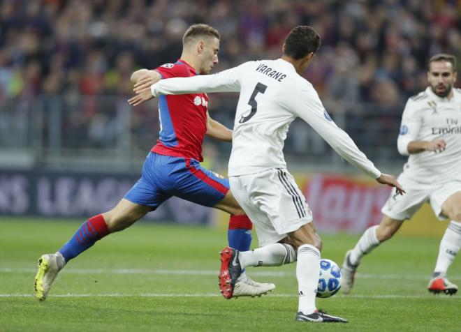 Varane pelea un balón con Vlasic en el CSKA-Real Madrid de Champions.