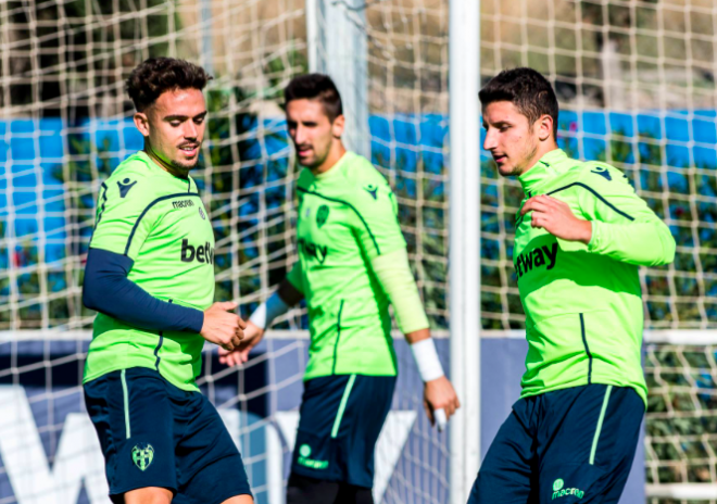 Enis Bardhi junto a Roger en la sesión. (Foto: Levante UD)