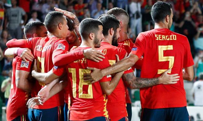 Rodrigo y Gayà celebran un gol con España.