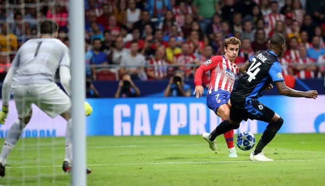 Griezmann dispara para hacer el primero del Atlético.