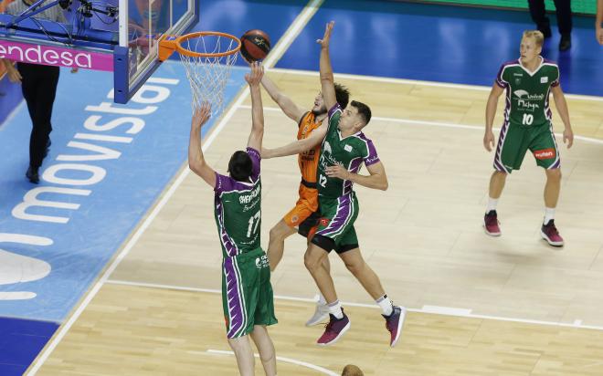 Milosavljevic y Shermadini intentan taponar a Sergi García (Foto: ACB Photo).