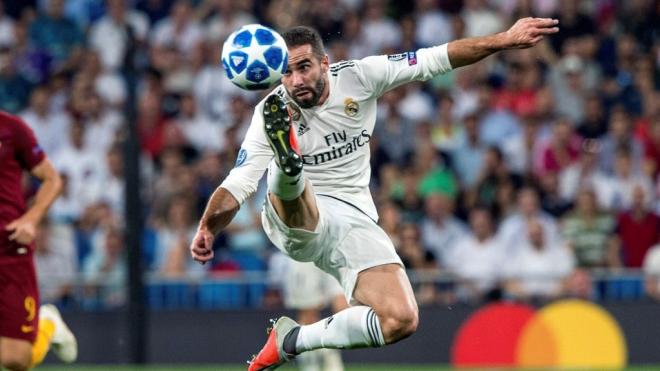Dani Carvajal se estira para controlar un balón en el Real Madrid-Roma.