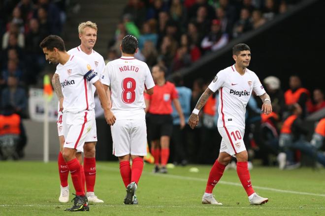 Los futbolistas del Sevilla celebran el gol de Nolito.