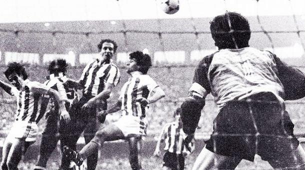 Rocky Liceranzu anota a la Real Sociedad el gol que daba una liga al Athletic Club en San Mamés en 1984.