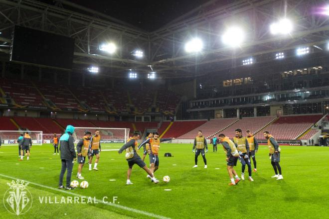 Los jugadores del Villarreal se ejercitan sobre el Otkrytie Arena.
