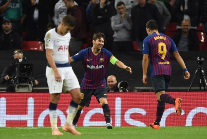 Messi y Luis Suárez celebran uno de los goles en Wembley.