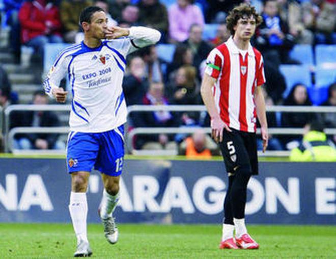 Ricardo Oliveira celebra un gol con el Real Zaragoza.