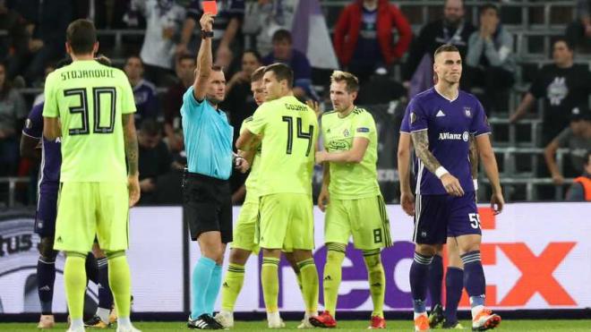 Vranjes ve la cartulina roja en el duelo europeo del Anderlecht.