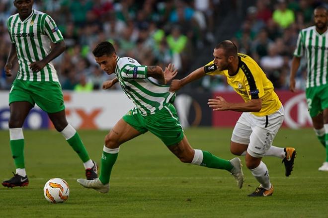 Tello, ante el Dudelange (Foto: Kiko Hurtado).