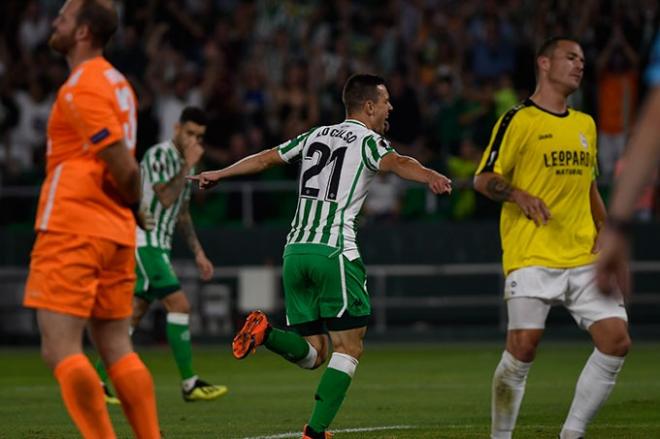 Giovani Lo Celso celebra un gol ante el Dudelange en la Europa League (Foto: Kiko Hurtado).