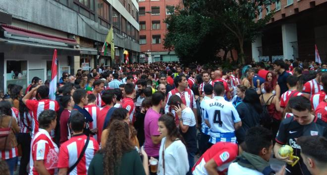 Las dos hinchadas en María Díaz de Haro, donde tiene su sede la ICHH (Foto: DMQ Bizkaia).