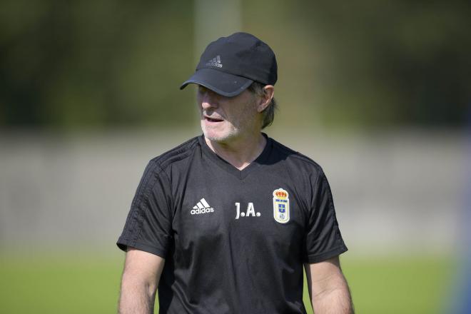 Juan Antonio Anquela, durante un entrenamiento (foto: Real Oviedo).