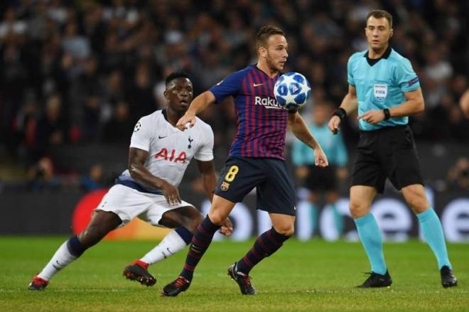 Arthur controla un balón en el Tottenham-Barcelona de Champions League en Wembley.