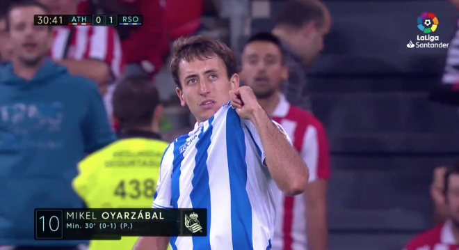 Mikel Oyarzabal celebra su gol en el derbi en San Mamés señalándose el escudo de la Real Sociedad.