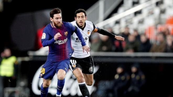 Leo Messi corre perseguido por Parejo. (Foto: EFE)