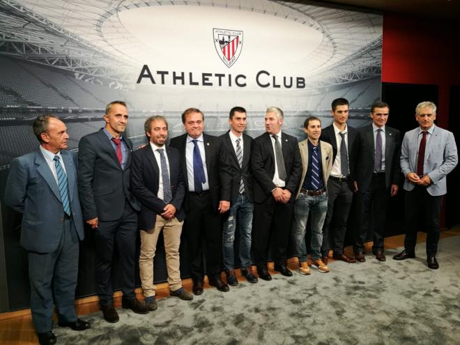 El Euskadi Murias Taldea, equipo ciclista, presencia como invitado el partido entre Athletic y Real Sociedad