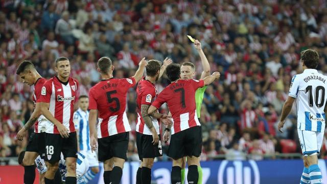 Hernández Hernández mostró cinco amarillas al Athletic en la primera mitad.