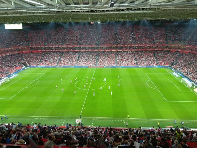 Primeros minutos del derbi vasco en San Mamés.