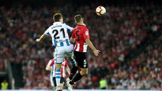 Iñigo Martínez y Jon Bautista pelean un balón por arriba en el derbi (LaLiga Santander)