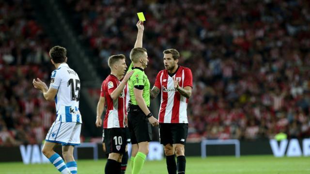 Iñigo Martínez vio tarjeta por el penalti que vio el VAR (LaLiga)