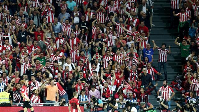 Iker Muniain celebra su gol en el derbi con la grada de San Mamés (LaLiga Santander)