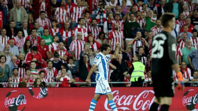 Oyarzabal celebra su primer gol de penalti en San Mamés (LaLiga Santander)