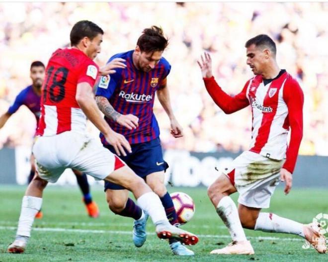 De Marcos y Dani García intentan robar el balón a Leo Messi en el Camp Nou (Foto: LaLiga).