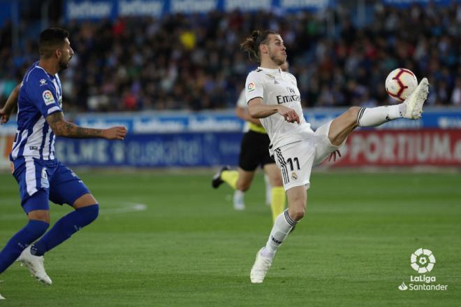 Bale controla un balón ante Maripán (Foto: LaLiga).