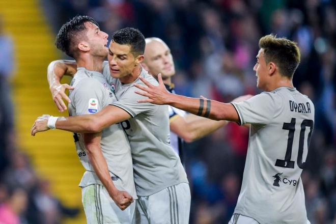 Cristiano Ronaldo abraza a Bentancur festejando un gol en la Serie A.