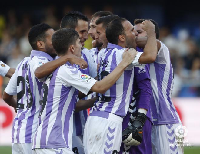 Los jugadores del Real Valladolid celebran el penalti parado por Jordi Masip en Villarreal (Foto: LaLiga Santander)