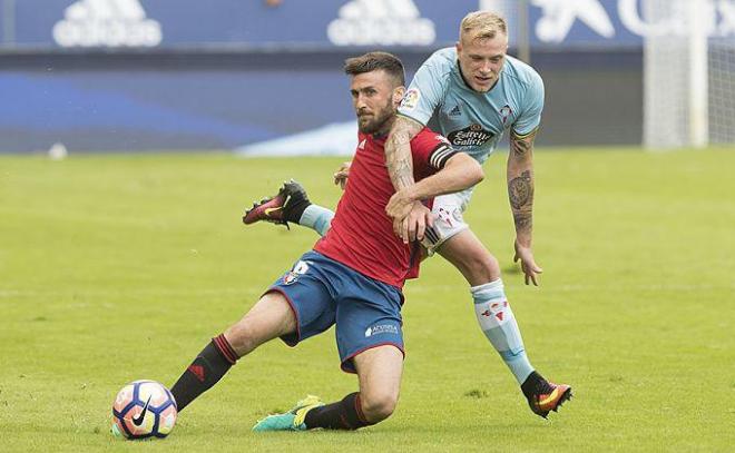 Oier Sanjurjo disputa un balón (Foto: LFP).