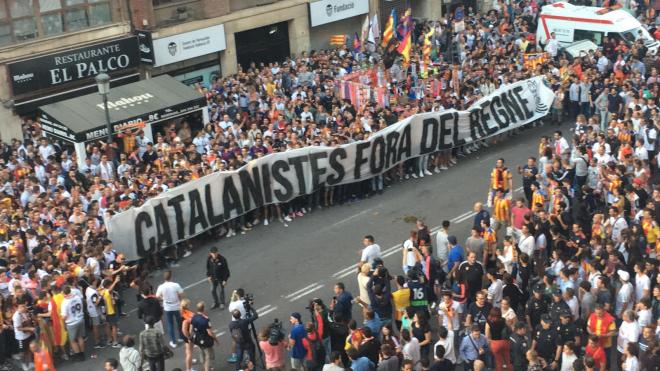 Foto de una pancarta antes del Valencia-Barça.