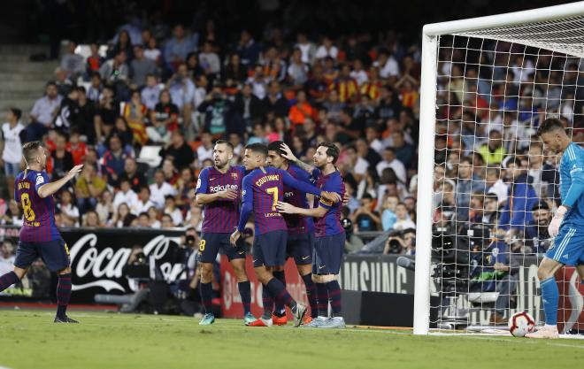 Gol de Messi para el Barcelona en Mestalla.