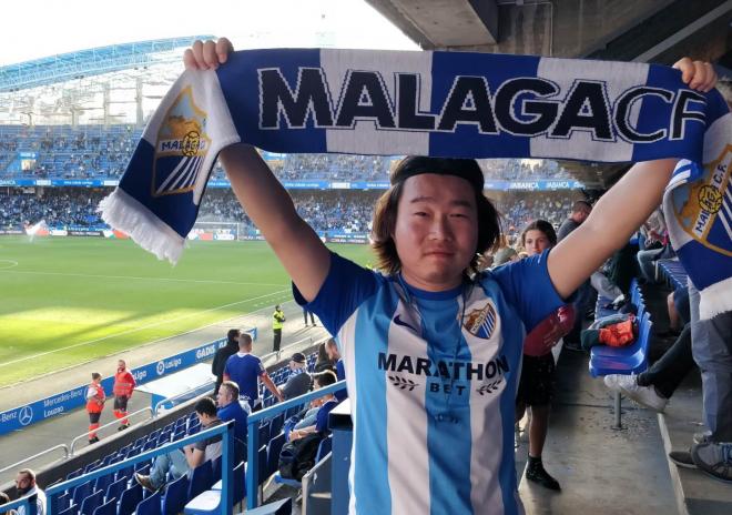 Bo Luan, aficionado chino del Málaga que acudió a Riazor a animar a su equipo ante el Dépor.