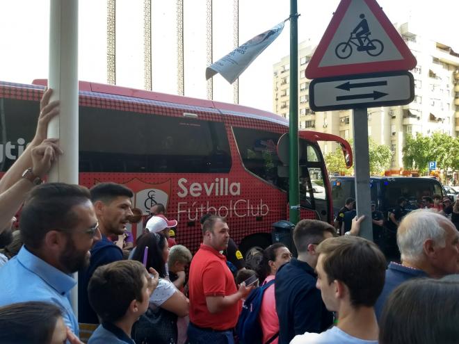Bus del Sevilla para salir del Hotel.
