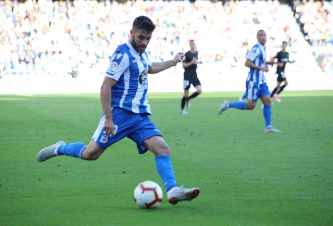 Carles Gil golpea el balón en el partido ante el Málaga (Foto: Iris Miquel).