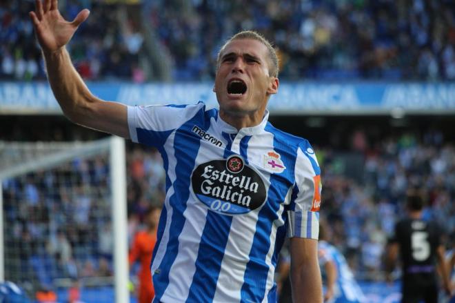Álex Bergantiños celebra el gol de Carlos Fernández (Foto: Iris Miquel).