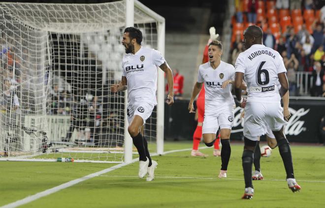 Garay celebra el 1-0 ante el Barça la pasada temporada. (Foto: David González)
