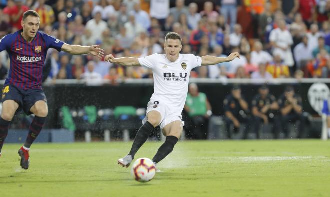 Kevin Gameiro ante el Barcelona.