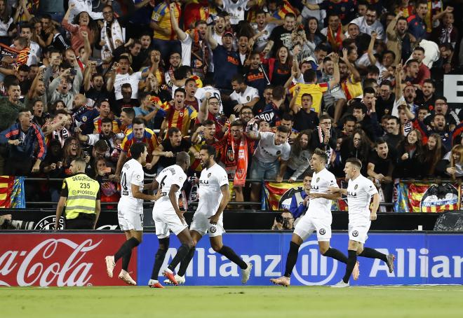 El Valencia CF celebra un gol contra el FC Barcelona en Mestalla (Foto: David González).